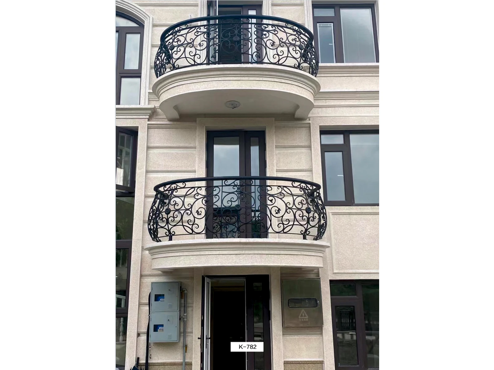 European Wrought Iron Curved Balcony Railing with Black Ornate Villa Design European Wrought Iron Curved Balcony Railing with Black Ornate Villa Design