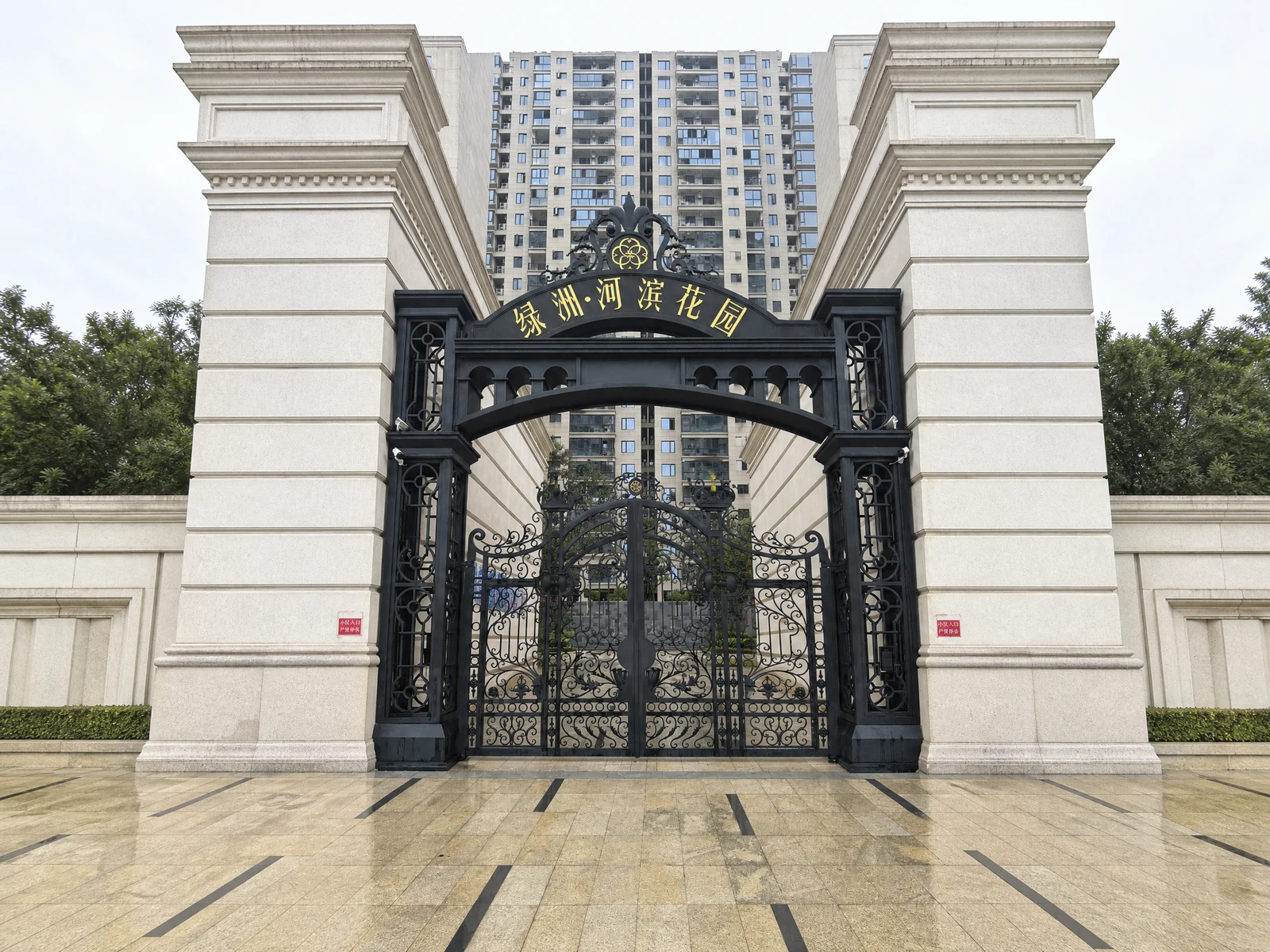 European Wrought Iron Double Swing Garden Gate with Black Luxury Finish European Wrought Iron Double Swing Garden Gate with Black Luxury Finish